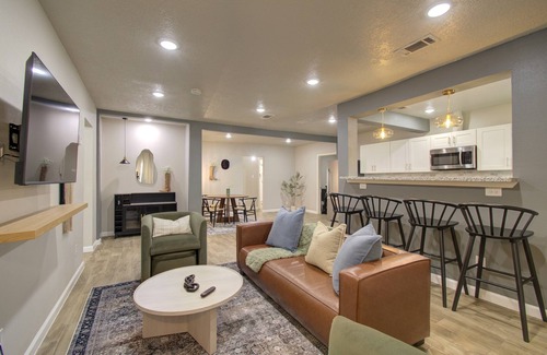 MacGregor House | Charming Modern Minimalist 4-Bedroom Steps from UH