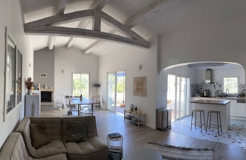 Evenos Villa | Modern Villa with Vineyard View and Complimentary Breakfast