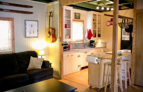Long Barn Cabin | Inviting Cabin Steps from Ice Skating Rink - Guest Rated 9.8