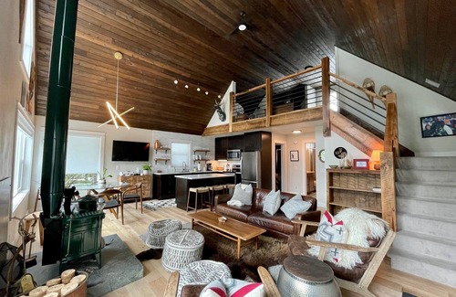 Sandpoint House | Charming Mountain Cabin Sleeps 12