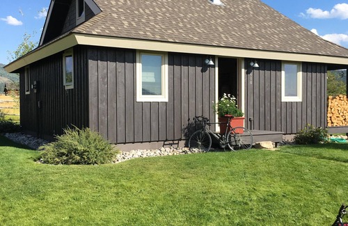 Victor House | Idyllic Mountain Retreat with Kitchen and Pet-Friendly Options