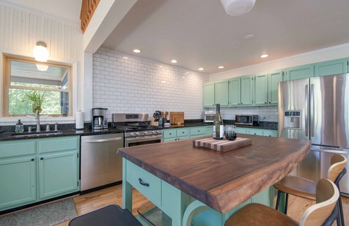 Bakersville Cabin | Idyllic Mountain Lodge with Fire Pit and Scenic Views