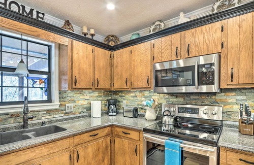 Murphy House | Inviting Murphy Getaway with Fire Pit & Hot Tub Access