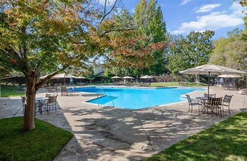 Napa Condo | Relaxing Napa Valley Retreat with Pool Near Wineries