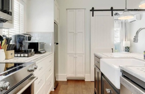 North University Apartment | Charming New Apartment in Historic Aldridge Place - Blocks from UT and Downtown