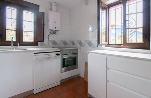 Peruyes Cottage | Renovated Country House with Pool & Spa for Exclusive Getaways