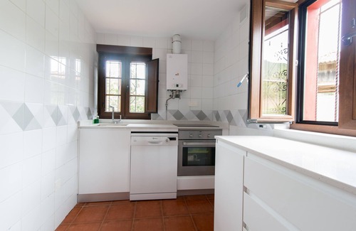 Peruyes Cottage | Renovated Country House with Pool & Spa for Exclusive Getaways