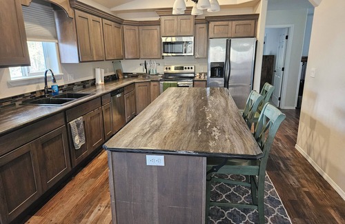 Idaho County House | Charming Northern Idaho Getaway. A 4-bedroom house in Kamiah with AC and WiFi.