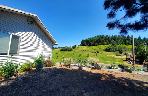 Idaho County House | Charming Northern Idaho Getaway. A 4-bedroom house in Kamiah with AC and WiFi.
