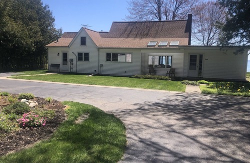 Northport Cottage | Scenic Northport Home on Lake Michigan with Pet-Friendly Perks