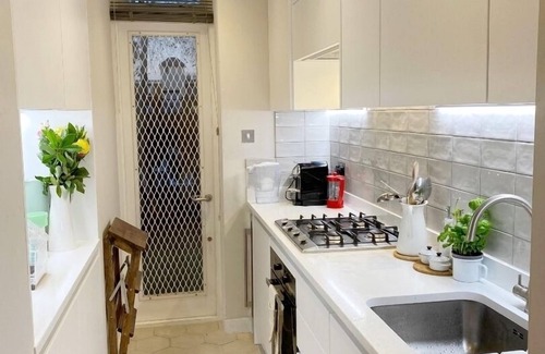 Holland Park Apartment | Inviting Notting Hill 2 Storey Flat with Private Entrance