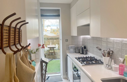 Holland Park Apartment | Inviting Notting Hill 2 Storey Flat with Private Entrance