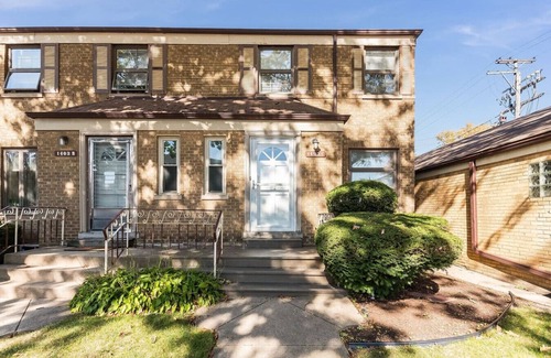 River Forest Apartment | Charming Oak Park Retreat