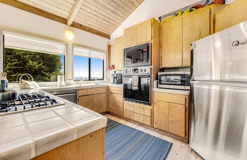 Sea Ranch House | Oceanfront Retreat: Hot Tubs, Pools & Scenic Views