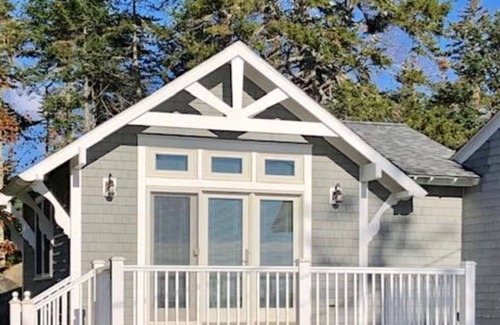 South Thomaston Apartment | Cozy Oceanfront Cottage with Pool and Breakfast Included