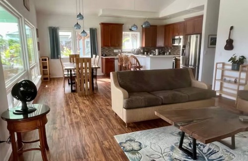 Papaikou House | Charming Oceanfront 2-bedroom house in Papaikou with WiFi and AC