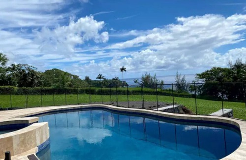 Papaikou House | Charming Oceanfront 2-bedroom house in Papaikou with WiFi and AC