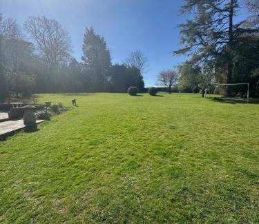 Mapledurwell House | Cozy One Bedroom Cottage - 4 Star Stay with High Ratings
