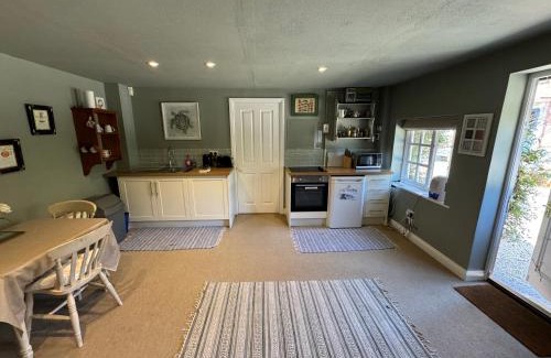 Mapledurwell House | Cozy One Bedroom Cottage - 4 Star Stay with High Ratings
