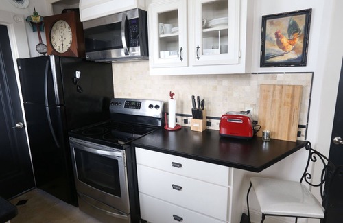 Dallas Apartment | Historic One Bedroom Home in Dallas with Kitchen & Breakfast