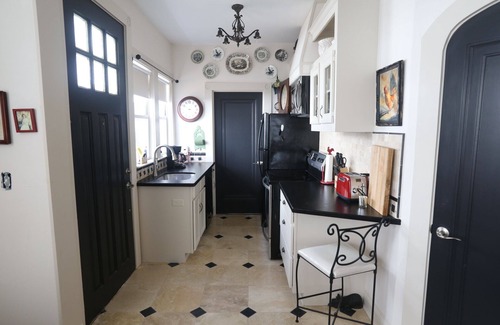 Dallas Apartment | Historic One Bedroom Home in Dallas with Kitchen & Breakfast