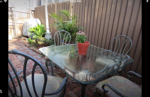 Dallas Apartment | Historic One Bedroom Home in Dallas with Kitchen & Breakfast
