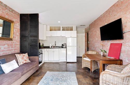 Zilker House | Modern One Bedroom Near Zilker, Rated 9.8/10 & Pet Friendly