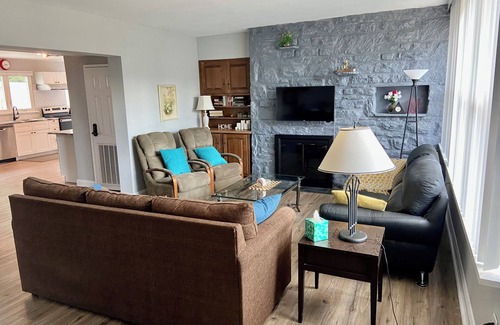Broomall House | Charming one-level retreat near Philly with private yard, kid/pet friendly