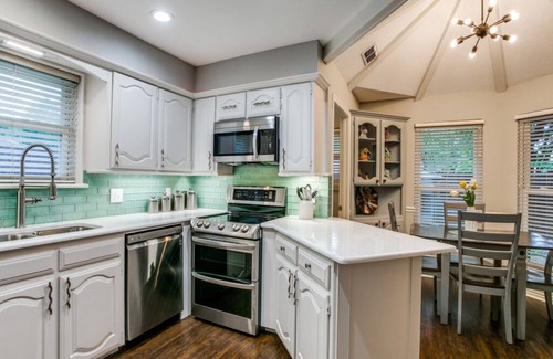 Grapevine House | Cozy Home with Lake Views in the Heart of Grapevine