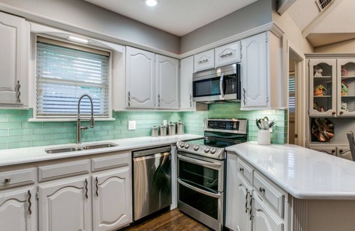 Grapevine House | Cozy Home with Lake Views in the Heart of Grapevine