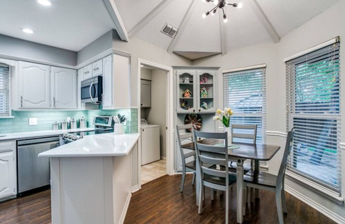 Grapevine House | Cozy Home with Lake Views in the Heart of Grapevine
