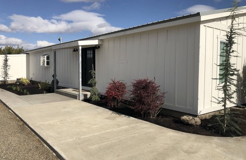 Benton City House | Guest Rated Orchard Farm House with Spa & Family Amenities