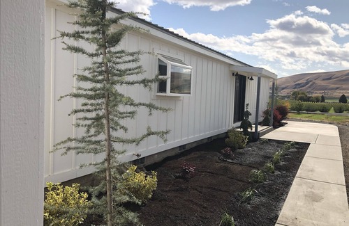 Benton City House | Guest Rated Orchard Farm House with Spa & Family Amenities