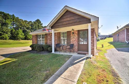 Oxford House | Cozy Oxford Home near Ole Miss with Family-Friendly Amenities