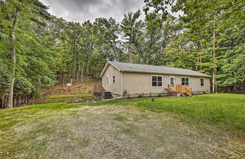 Pentwater Cottage | Inviting Pentwater Home with Fire Pit & Oceanfront Views