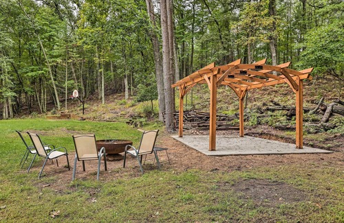 Pentwater Cottage | Inviting Pentwater Home with Fire Pit & Oceanfront Views