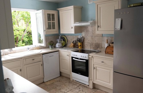 Sillans-la Cascade Villa | Pet-Friendly Provencal Home with Heated Pool & Ocean View