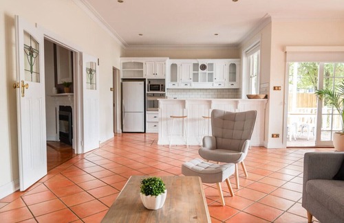 Geelong House | Pet-Friendly Heritage Home in Geelong with Breakfast