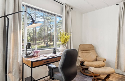 Show Low House | Charming Pines Cabin/Fireplace + BBQ Retreat