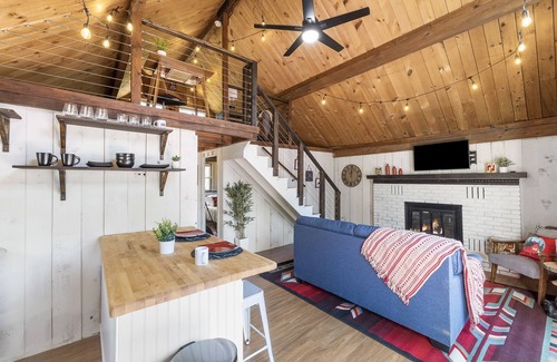 Pocono Summit Cabin | Pet-Friendly Poconos Cabin with Game Room & Pool Access