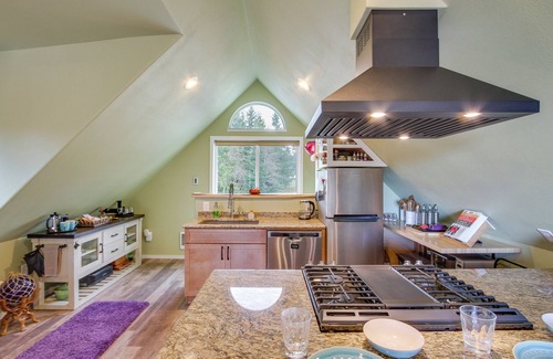 Port Angeles Apartment | Scenic Port Angeles Studio with Ocean View & Pet-Friendly Perks