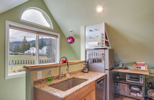 Port Angeles Apartment | Scenic Port Angeles Studio with Ocean View & Pet-Friendly Perks