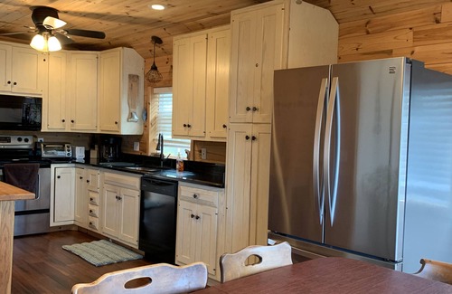 Gladwin Cottage | Waterside Pratt Lake 2BR Cottage - Guest Rated 9.8/10