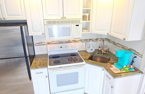 Florida North Atlantic Coast House | Private Suite with Heated Pool & Full Kitchen Near Beach