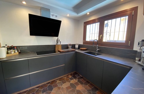 Las Lagunas Ski Chalet | Idyllic 3-Bed Villa with Ocean View & Private Pool in Fuengirola