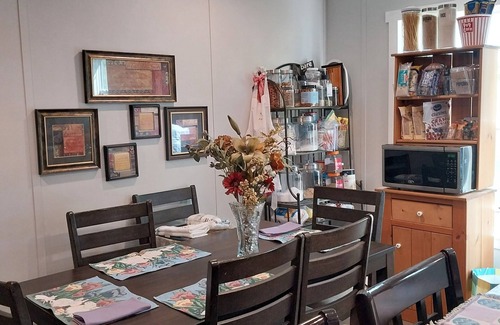 Abilene House | Charming Private Bed/Bath in tranquil North Abilene. Females only, please.