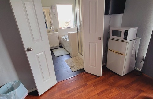 Denton Bed & Breakfast | Charming Private Master bedroom with Jacuzzi in Pleasant Denton