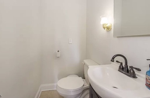 Roselle House | Charming Private Room Complete4