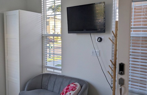 Oak Creek House | Charming private room with own entrance, AC, WiFi, Chromecast in Irvine