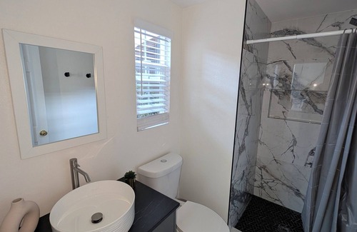 Oak Creek House | Charming private room with own entrance, AC, WiFi, Chromecast in Irvine